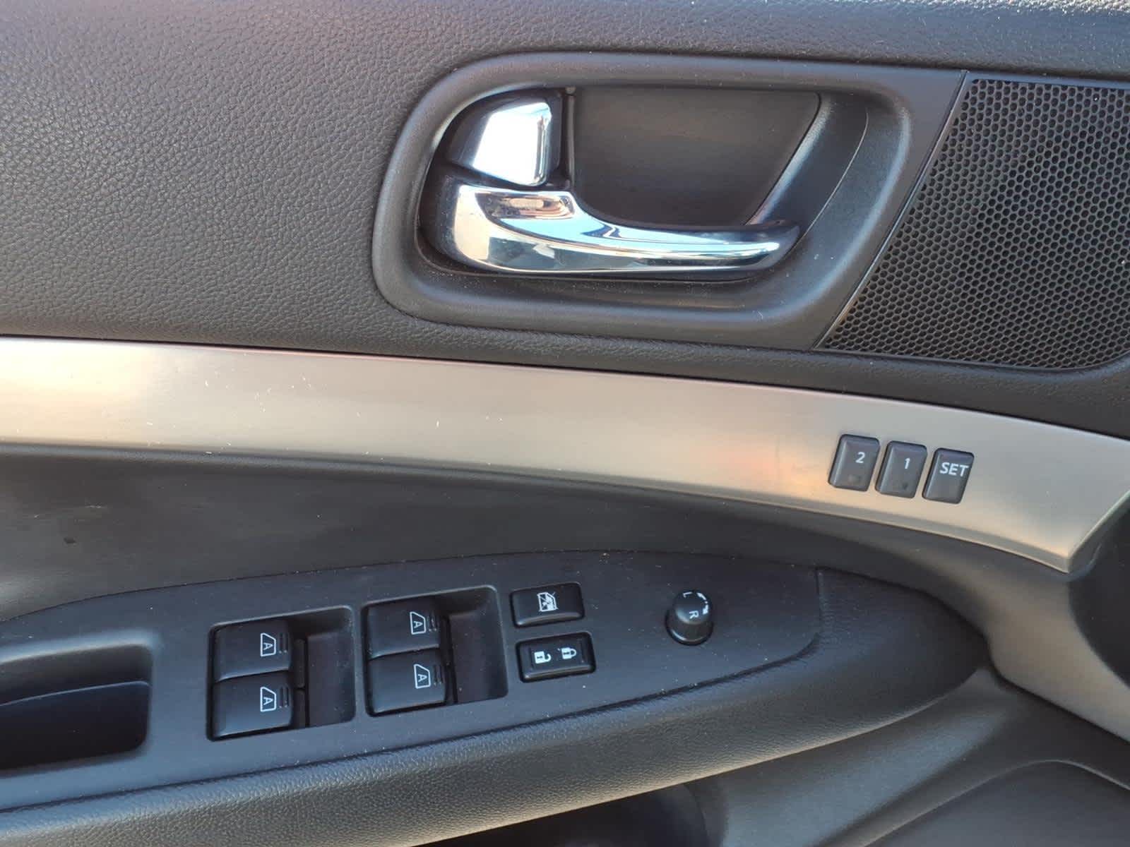 2011 INFINITI G37 Sedan x