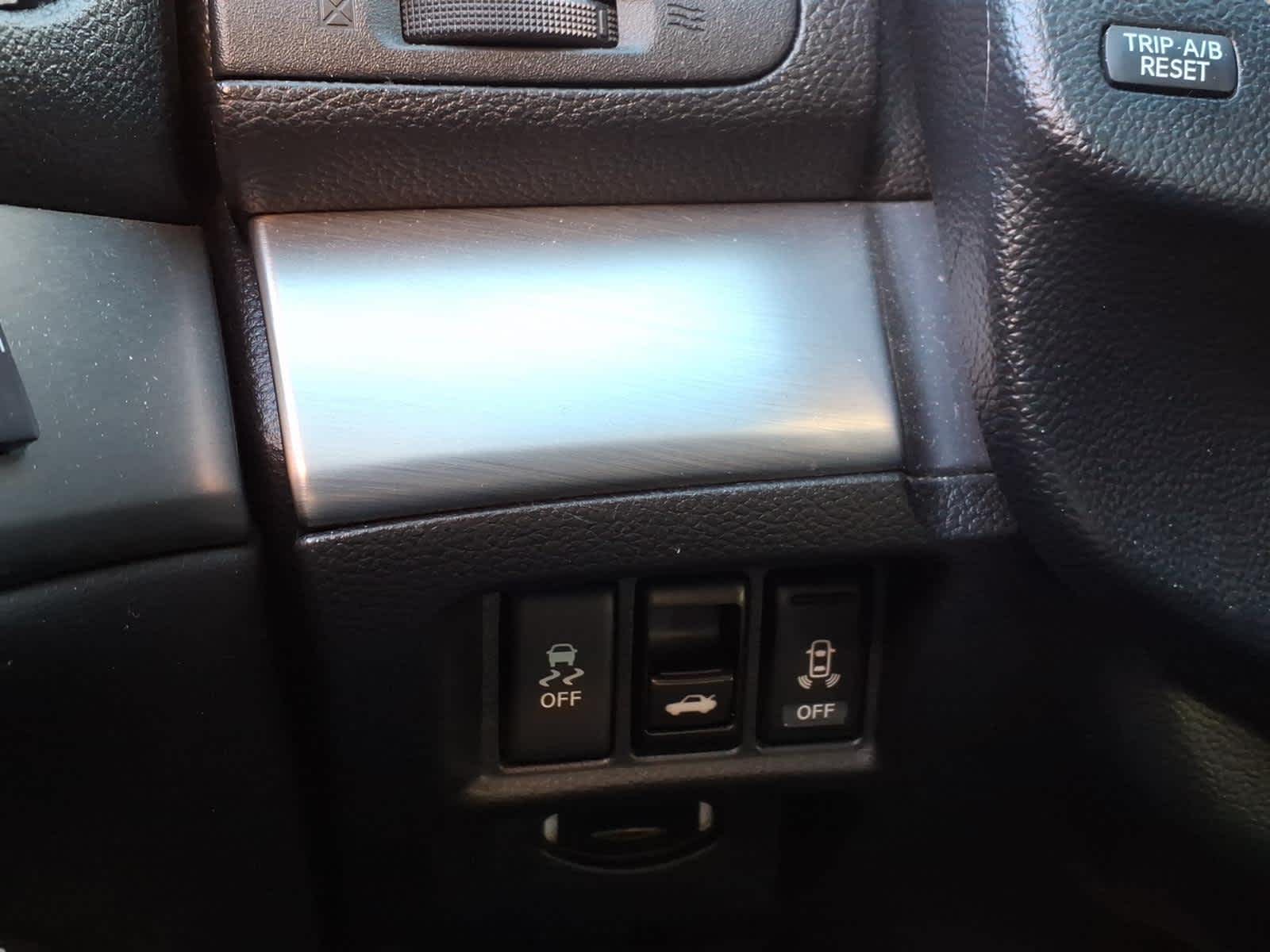 2011 INFINITI G37 Sedan x