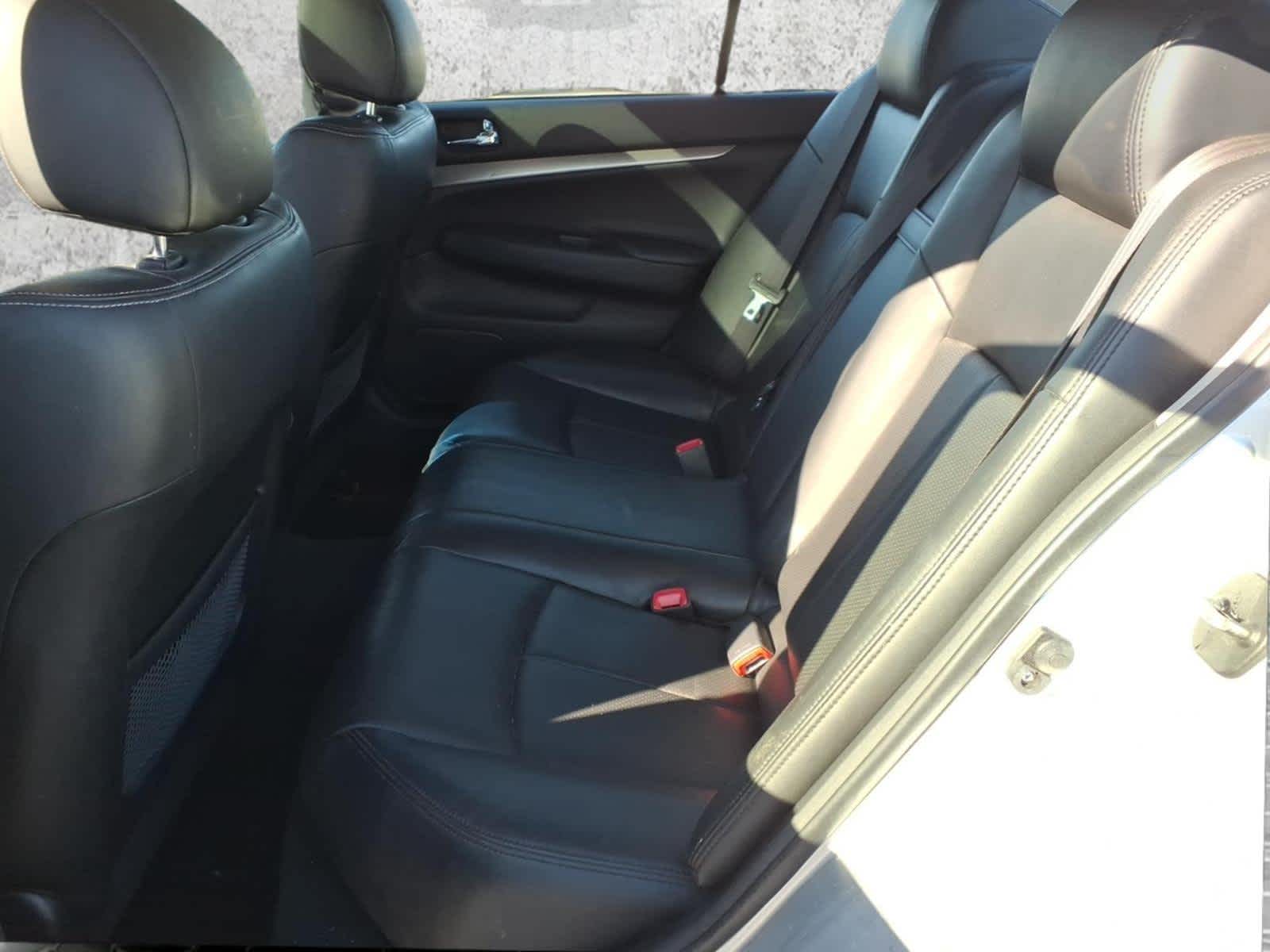 2011 INFINITI G37 Sedan x