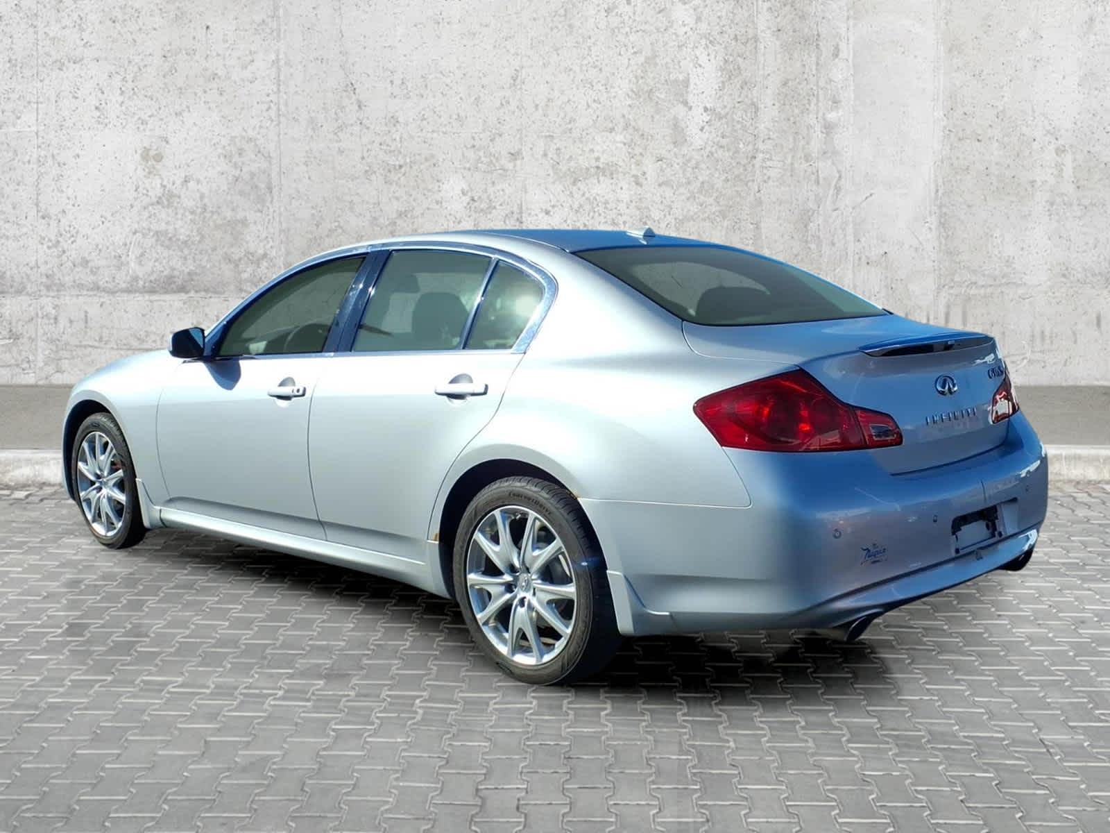 2011 INFINITI G37 Sedan x